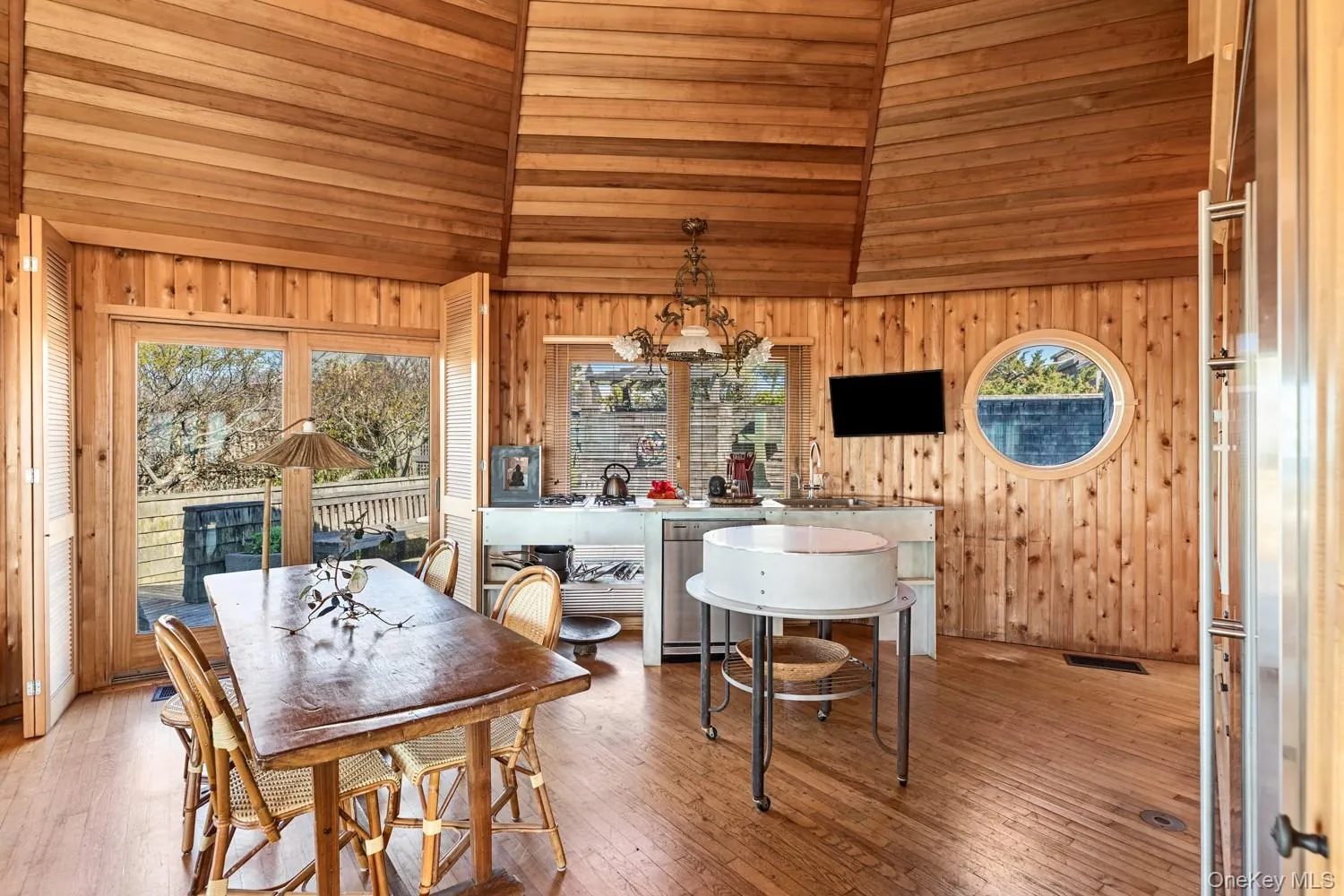Eat in Kitchen area with seating Eat in Kitchen area with seating