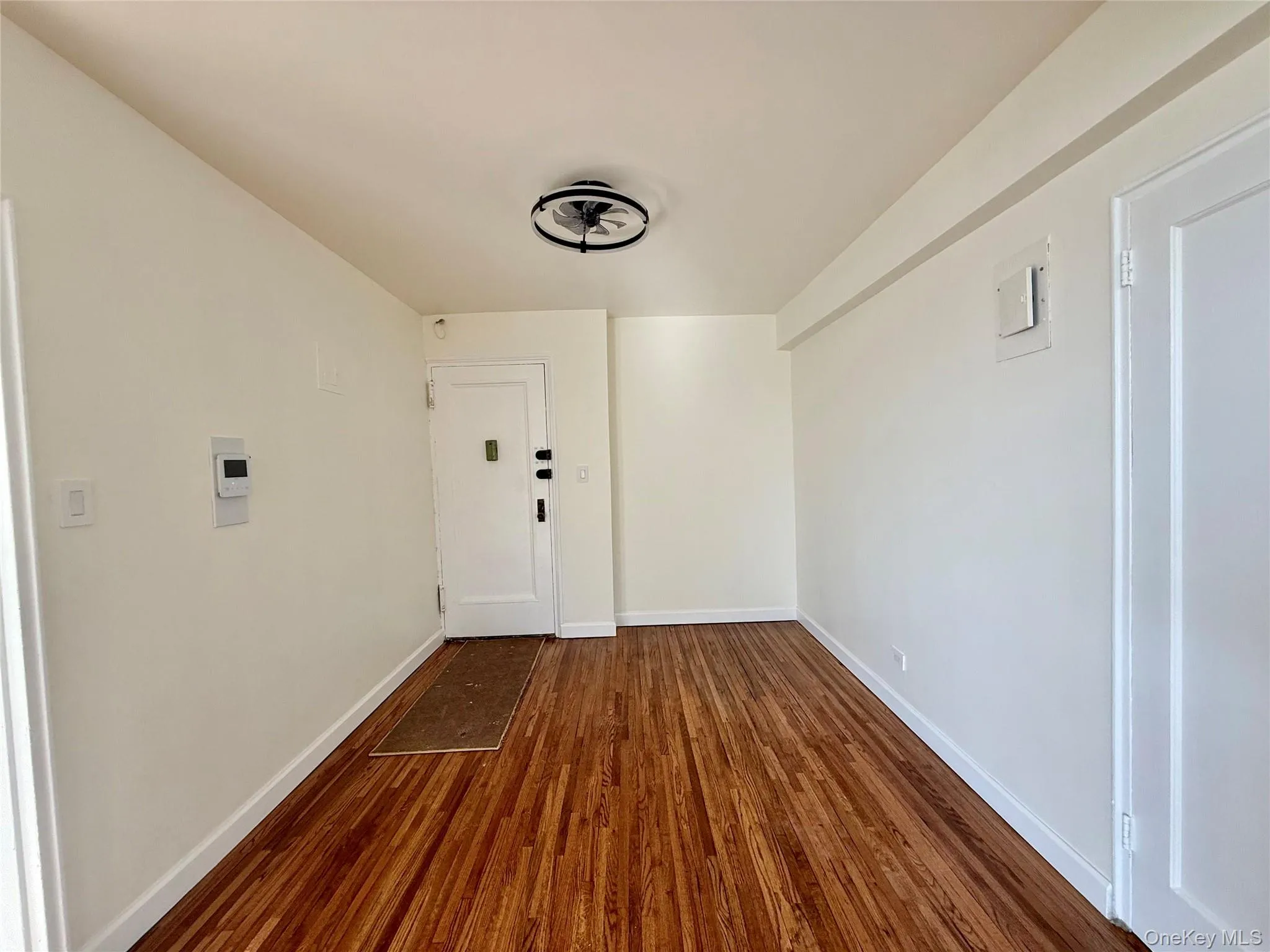 Open to the living area, large coat closet, ceiling light, hardwood floors Open to the living area, large coat closet, ceiling light, hardwood floors