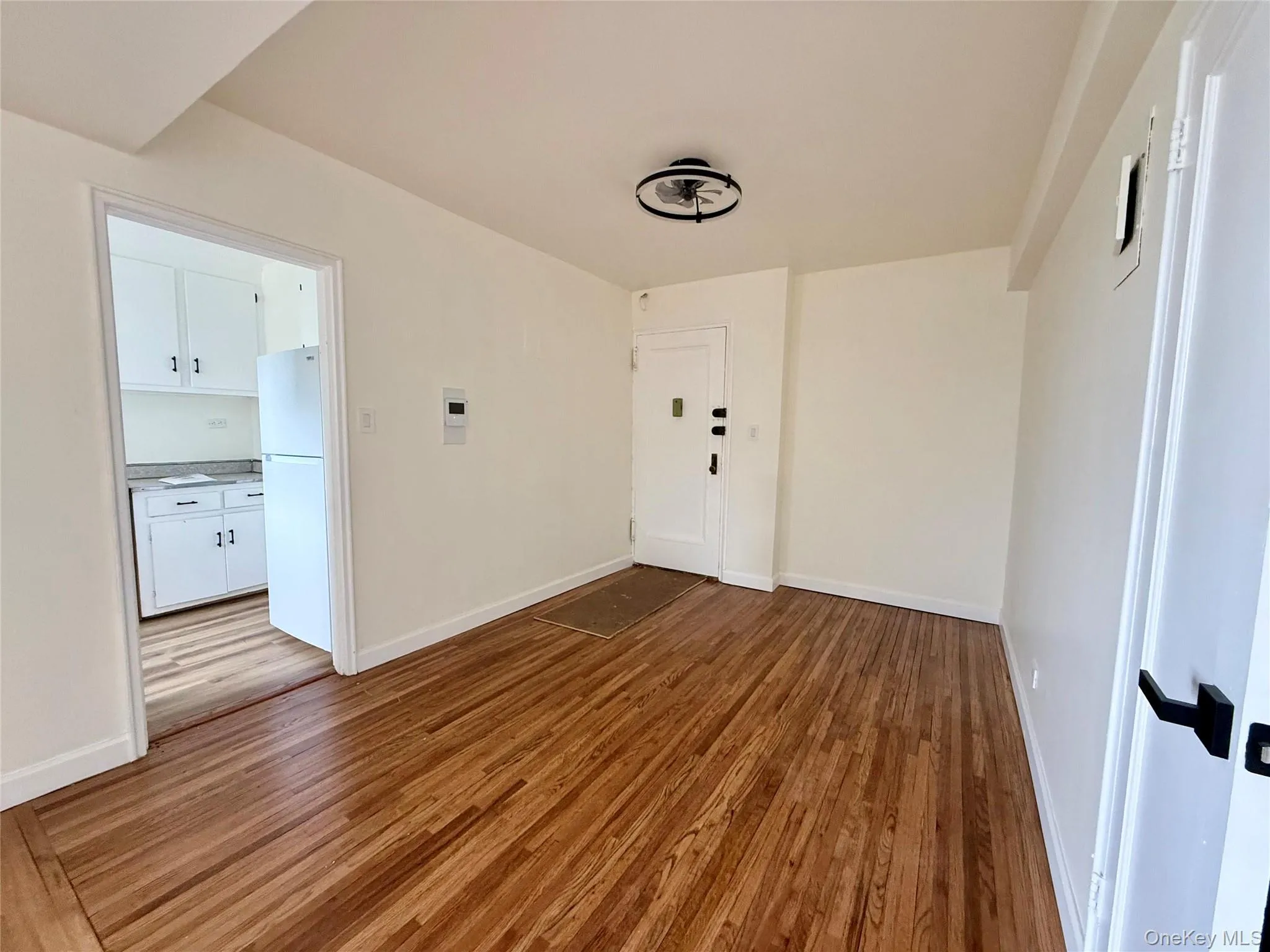Open to the living area, large coat closet, ceiling light, hardwood floors Open to the living area, large coat closet, ceiling light, hardwood floors