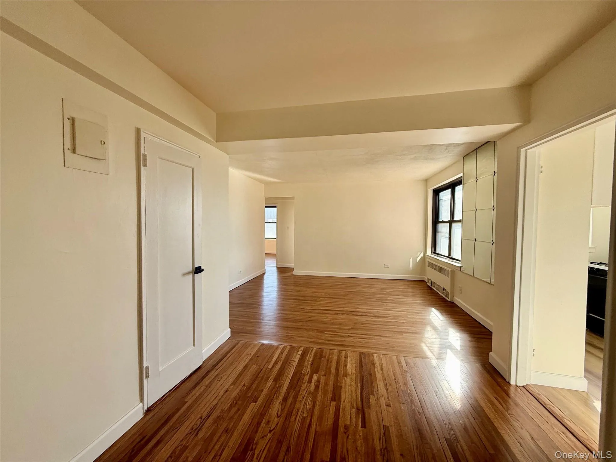 Open to the living area, large coat closet, ceiling light, hardwood floors Open to the living area, large coat closet, ceiling light, hardwood floors