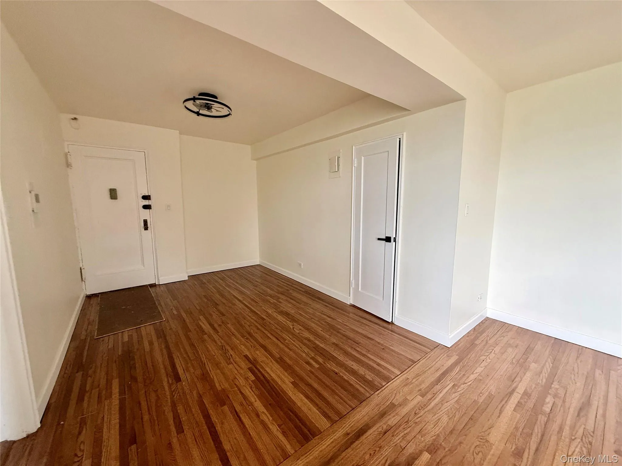 Open to the living area, large coat closet, ceiling light, hardwood floors Open to the living area, large coat closet, ceiling light, hardwood floors