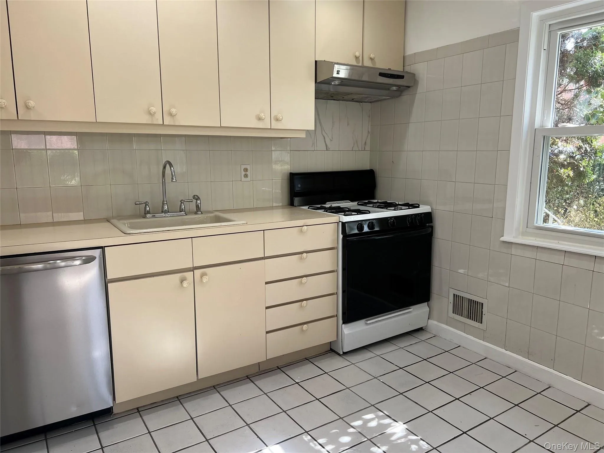 16-05 Bell Boulevard, New York, NY, 1 Bedroom Bedrooms, 3 Rooms Rooms,1 BathroomBathrooms,Residential Lease,For Rent,Bell,0,988816 16-05 Bell Boulevard, New York, NY, 1 Bedroom Bedrooms, 3 Rooms Rooms,1 BathroomBathrooms,Residential Lease,For Rent,Bell,0,988816