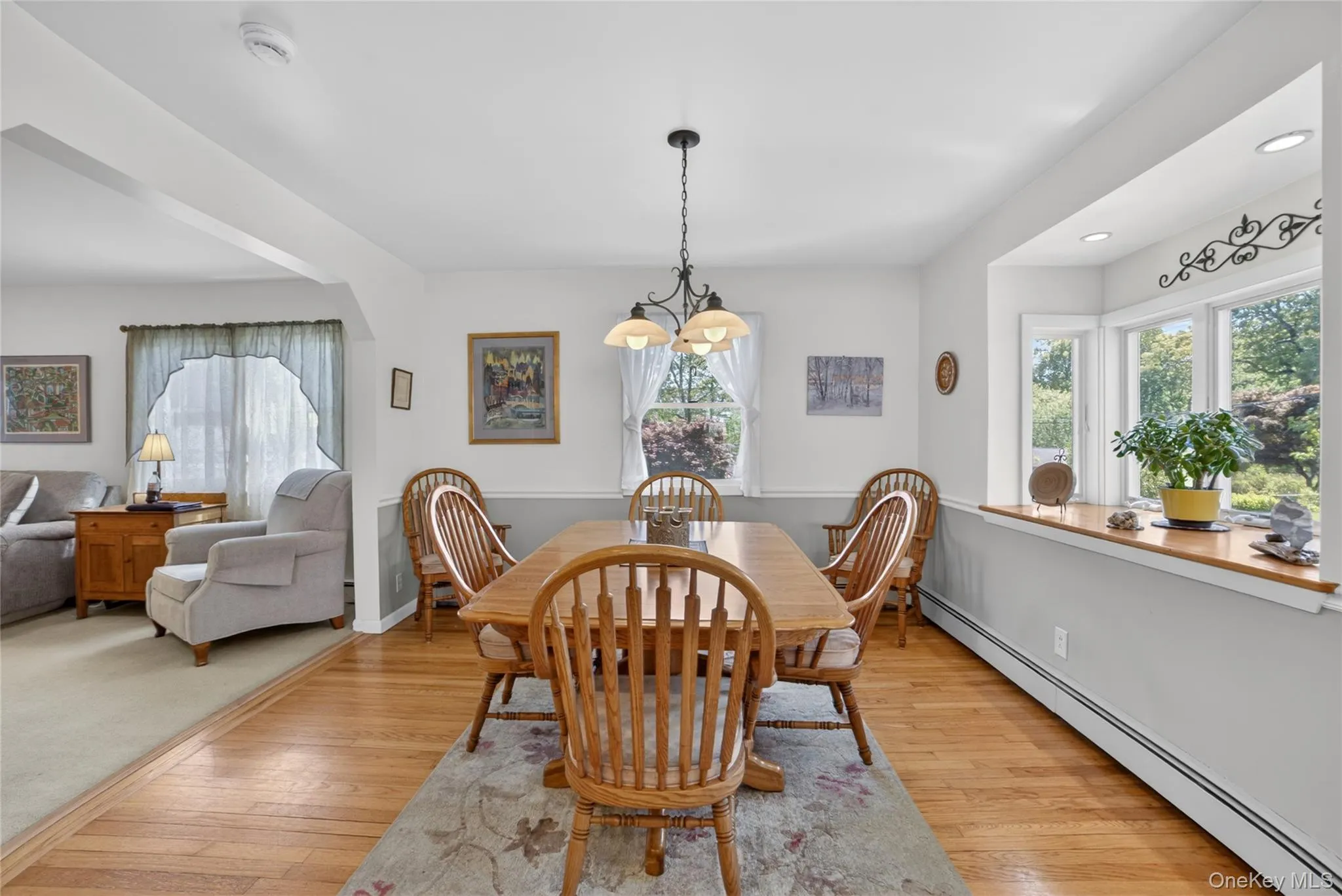 The segway from kitchen to dining room to living room is smooth and convenient. The segway from kitchen to dining room to living room is smooth and convenient.