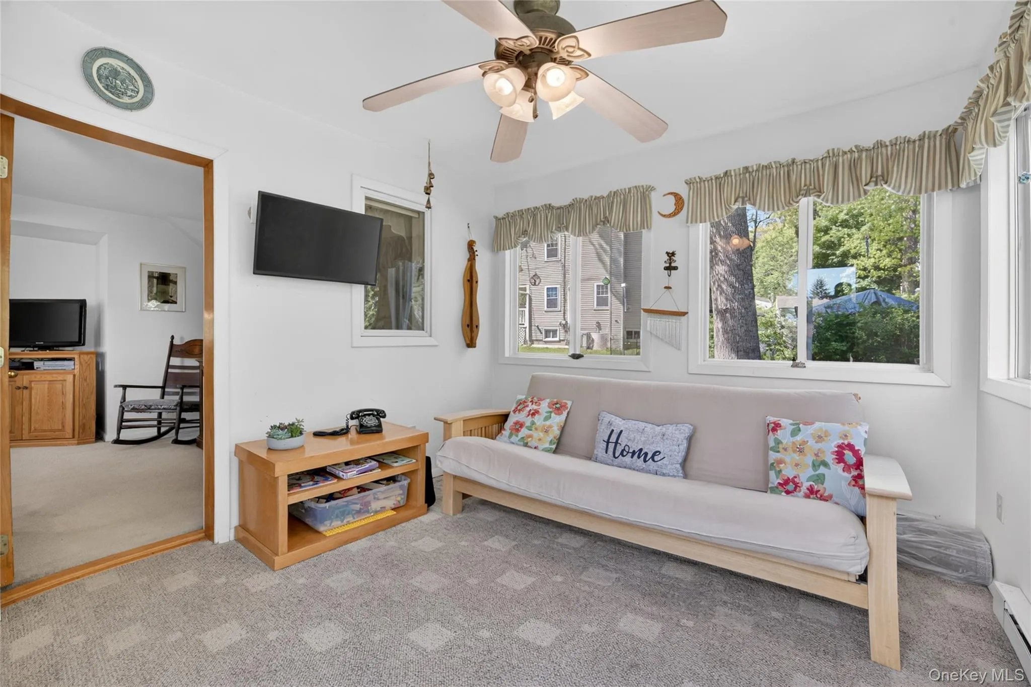 Four season room ideal for a playroom, or a TV room! Four season room ideal for a playroom, or a TV room!