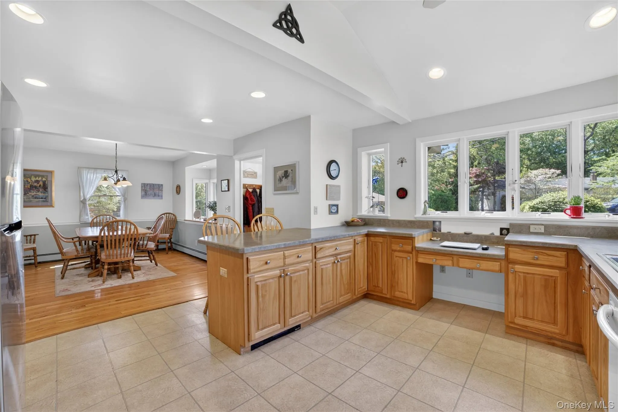 Ease of entertaining in the kitchen to the dining room Ease of entertaining in the kitchen to the dining room