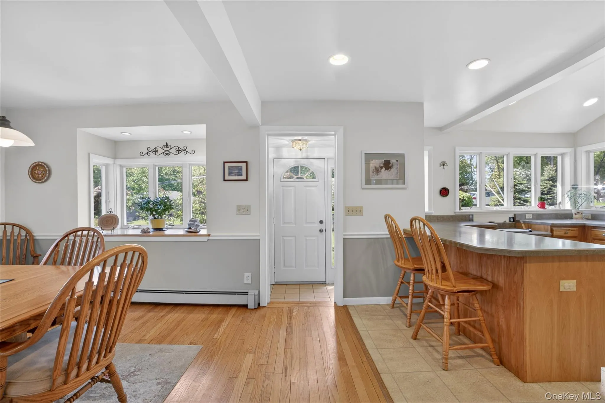 Perfect floor plan from the entry room to kitchen to dining room. Perfect floor plan from the entry room to kitchen to dining room.
