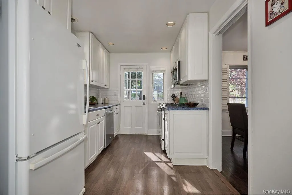 4 Glenwolde Park, Greenburgh, NY, 3 Bedrooms Bedrooms, 8 Rooms Rooms,2 BathroomsBathrooms,Residential Lease,For Rent,Glenwolde,0,988901 4 Glenwolde Park, Greenburgh, NY, 3 Bedrooms Bedrooms, 8 Rooms Rooms,2 BathroomsBathrooms,Residential Lease,For Rent,Glenwolde,0,988901