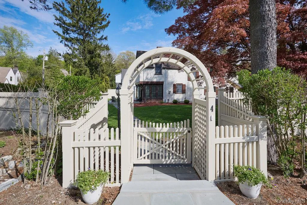 4 Glenwolde Park, Greenburgh, NY, 3 Bedrooms Bedrooms, 8 Rooms Rooms,2 BathroomsBathrooms,Residential Lease,For Rent,Glenwolde,0,988901 4 Glenwolde Park, Greenburgh, NY, 3 Bedrooms Bedrooms, 8 Rooms Rooms,2 BathroomsBathrooms,Residential Lease,For Rent,Glenwolde,0,988901