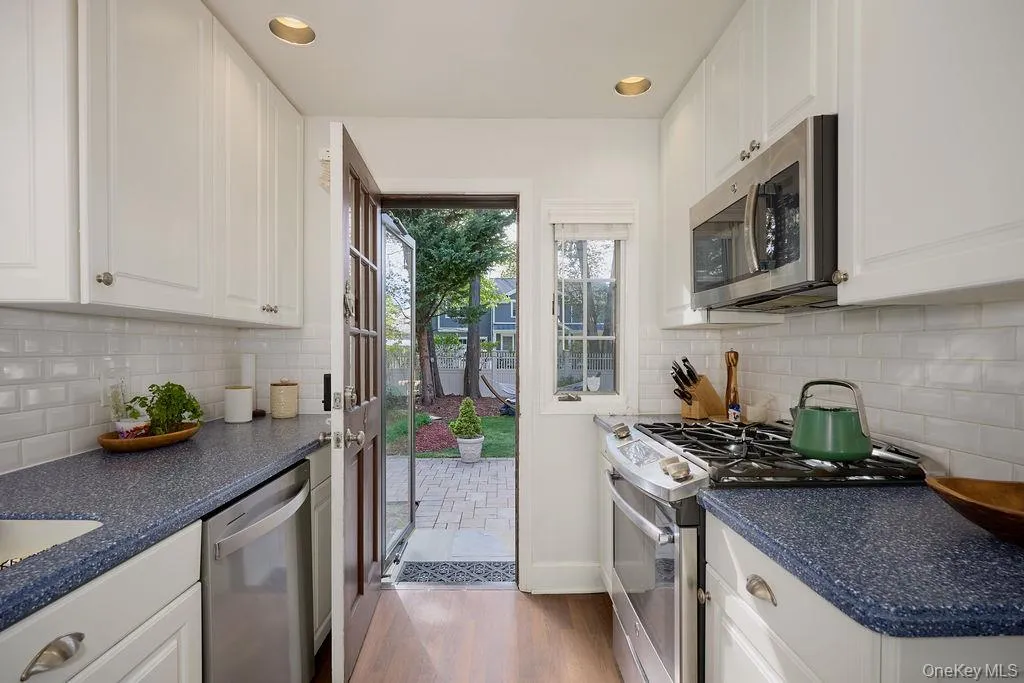 4 Glenwolde Park, Greenburgh, NY, 3 Bedrooms Bedrooms, 8 Rooms Rooms,2 BathroomsBathrooms,Residential Lease,For Rent,Glenwolde,0,988901 4 Glenwolde Park, Greenburgh, NY, 3 Bedrooms Bedrooms, 8 Rooms Rooms,2 BathroomsBathrooms,Residential Lease,For Rent,Glenwolde,0,988901