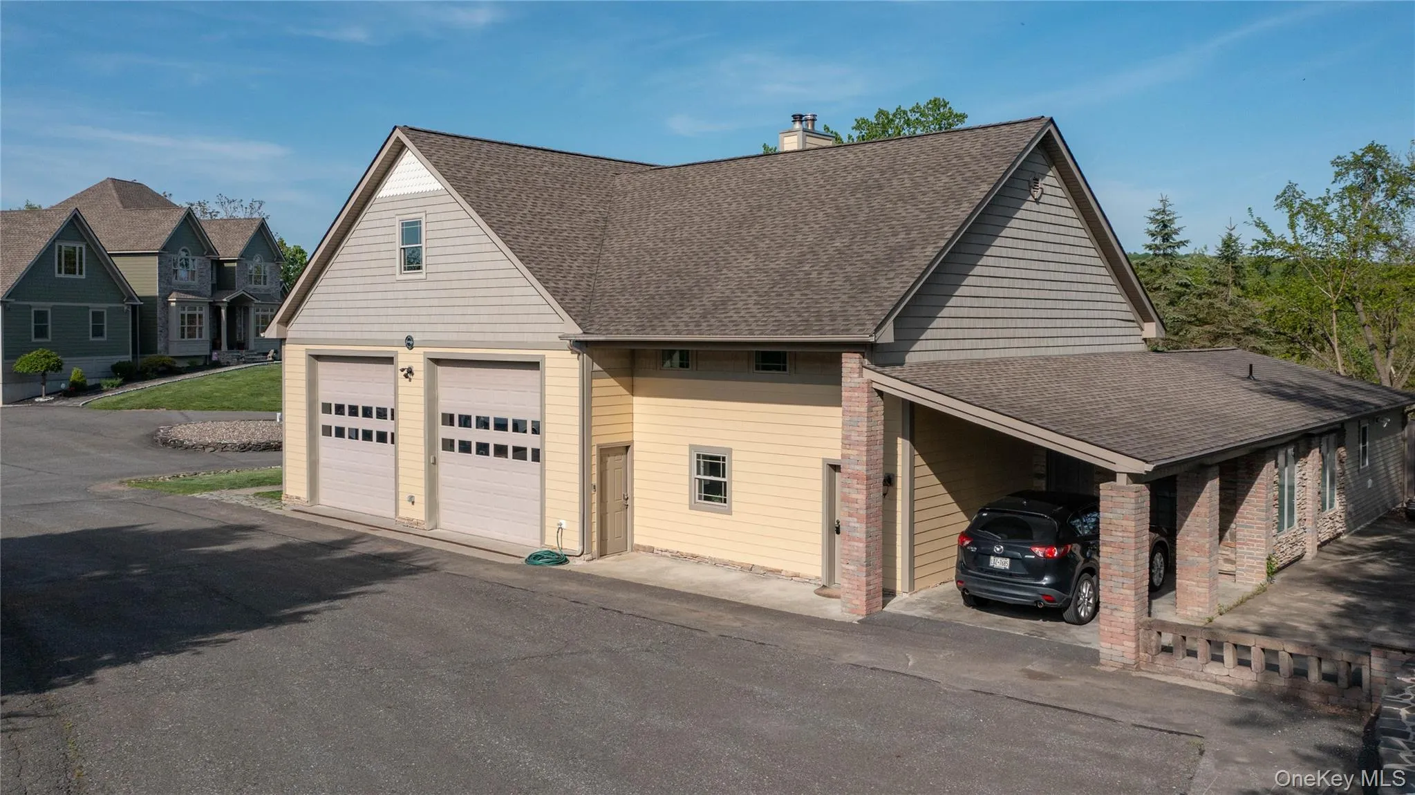 Oversized detached garage and 2-story guest house. Oversized detached garage and 2-story guest house.