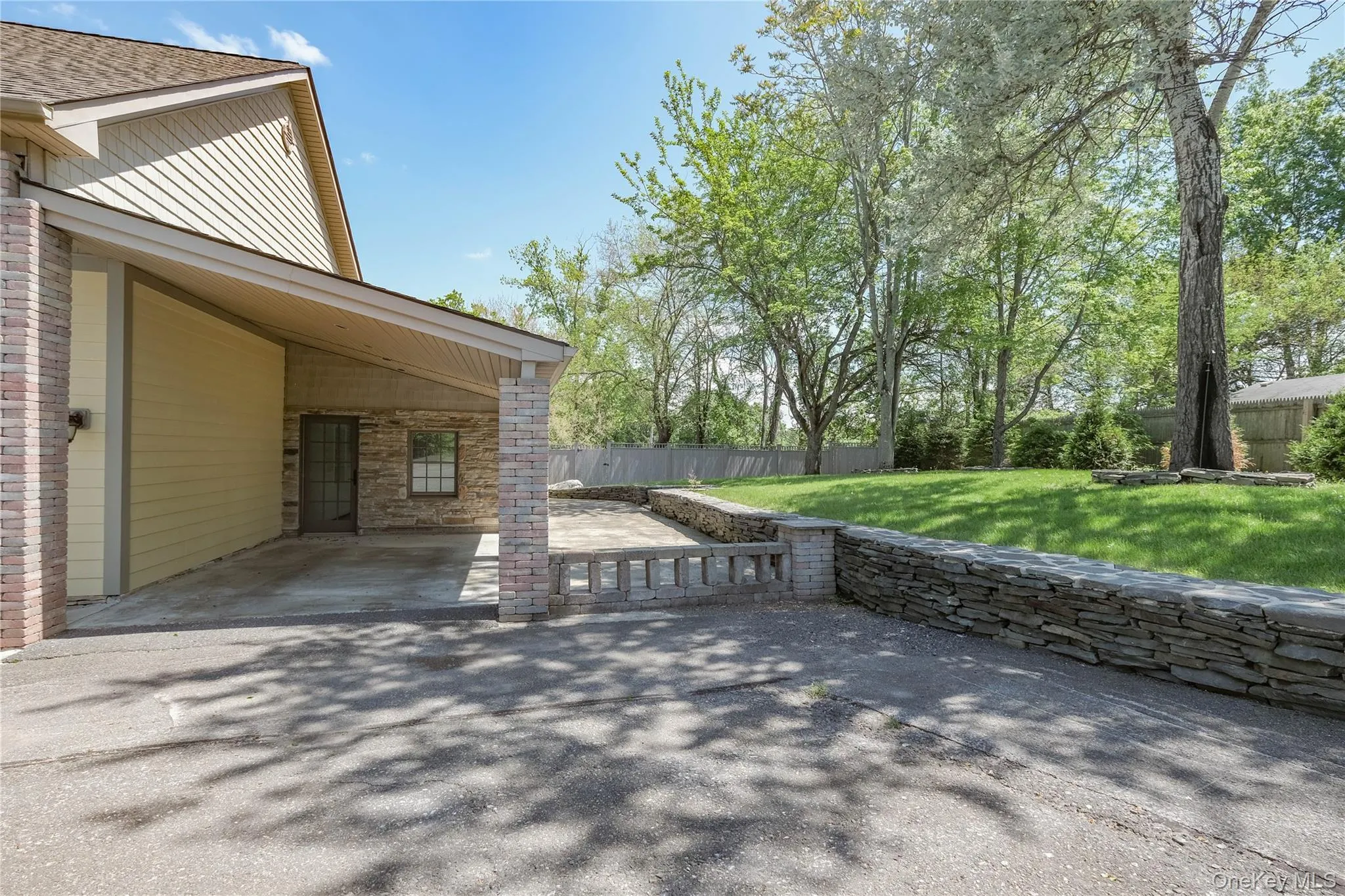 Plenty of privacy dining and entertaining. Plenty of privacy dining and entertaining.