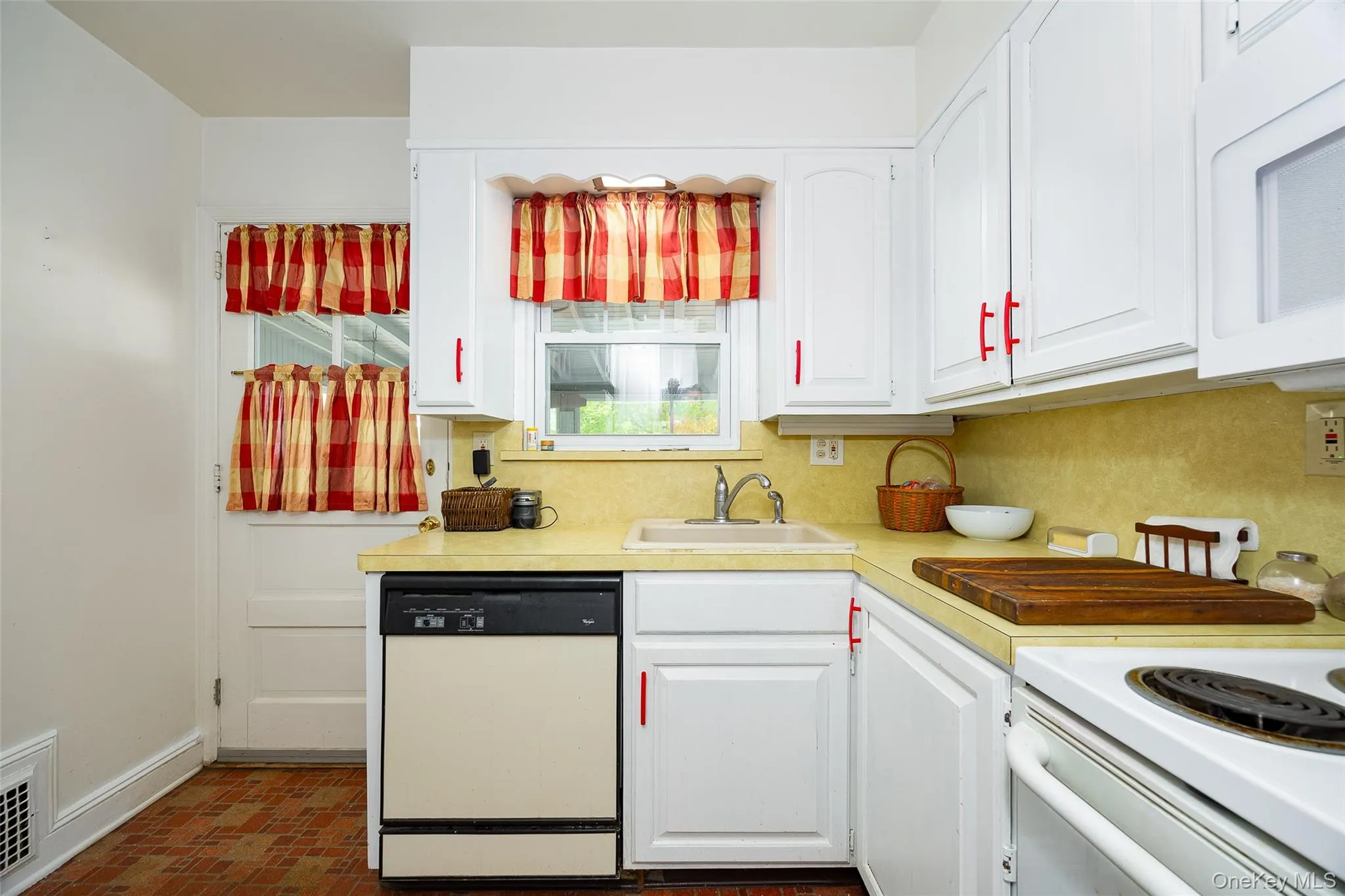 31 Kingston Avenue, Poughkeepsie, NY, 4 Bedrooms Bedrooms, 12 Rooms Rooms,2 BathroomsBathrooms,Residential,For Rent,Kingston,0,988938 31 Kingston Avenue, Poughkeepsie, NY, 4 Bedrooms Bedrooms, 12 Rooms Rooms,2 BathroomsBathrooms,Residential,For Rent,Kingston,0,988938