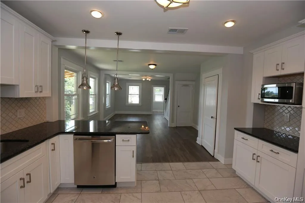 Beautiful, sun-filled open floor plan Beautiful, sun-filled open floor plan