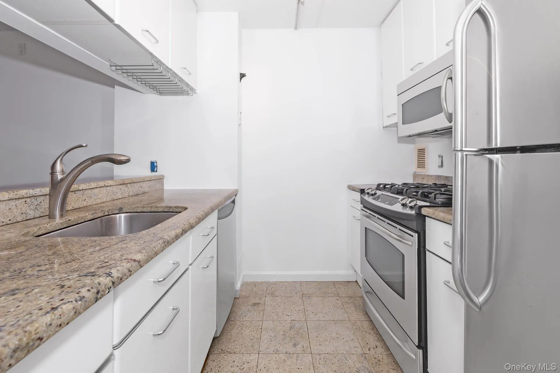 4 Martine Avenue, White Plains, NY, 1 Bedroom Bedrooms, 3 Rooms Rooms,1 BathroomBathrooms,Residential Lease,For Rent,Martine,0,989007 4 Martine Avenue, White Plains, NY, 1 Bedroom Bedrooms, 3 Rooms Rooms,1 BathroomBathrooms,Residential Lease,For Rent,Martine,0,989007