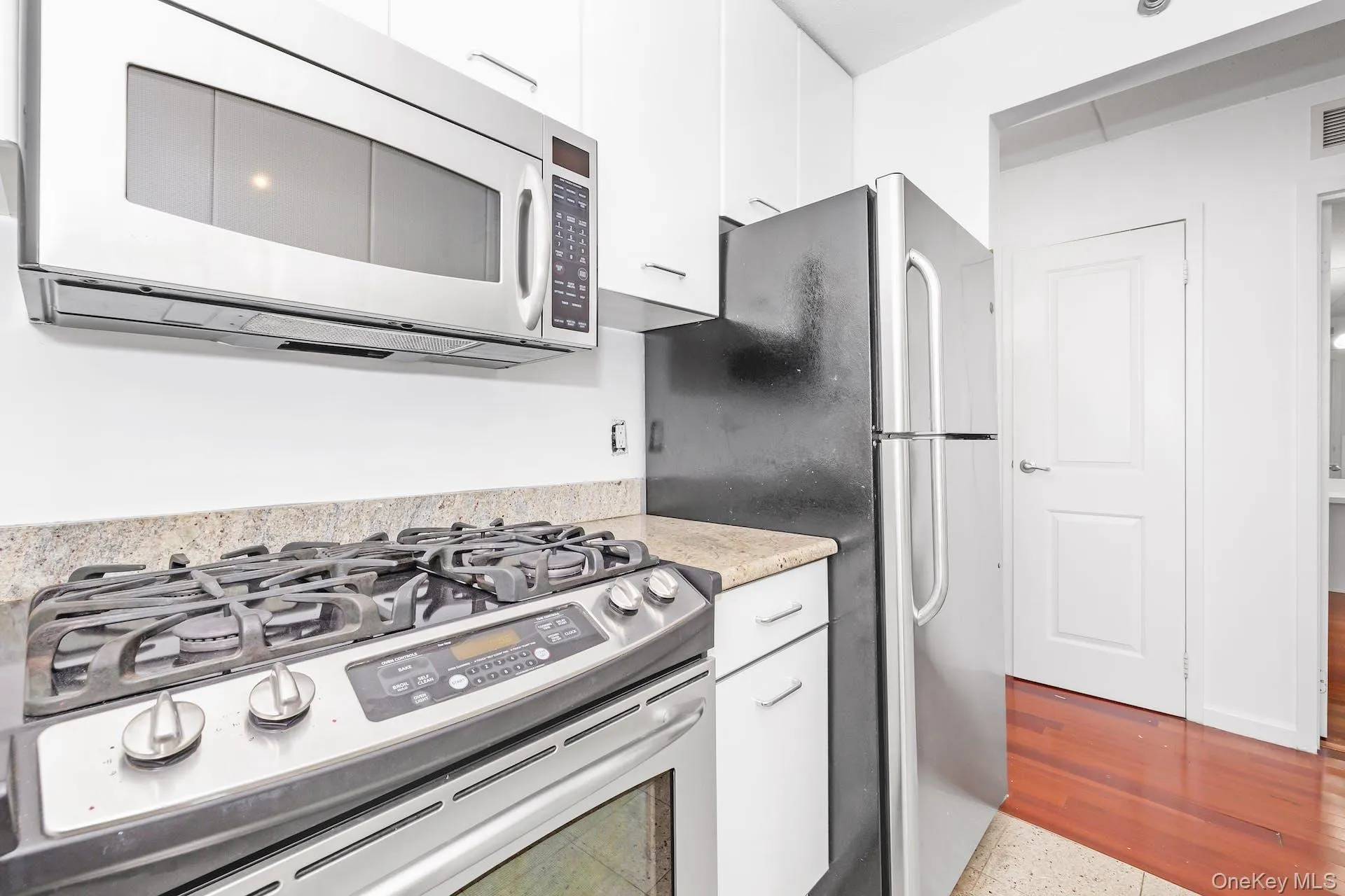 4 Martine Avenue, White Plains, NY, 1 Bedroom Bedrooms, 3 Rooms Rooms,1 BathroomBathrooms,Residential Lease,For Rent,Martine,0,989007 4 Martine Avenue, White Plains, NY, 1 Bedroom Bedrooms, 3 Rooms Rooms,1 BathroomBathrooms,Residential Lease,For Rent,Martine,0,989007