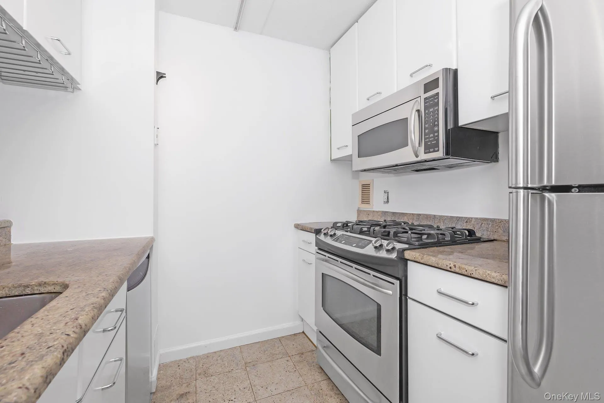 4 Martine Avenue, White Plains, NY, 1 Bedroom Bedrooms, 3 Rooms Rooms,1 BathroomBathrooms,Residential Lease,For Rent,Martine,0,989007 4 Martine Avenue, White Plains, NY, 1 Bedroom Bedrooms, 3 Rooms Rooms,1 BathroomBathrooms,Residential Lease,For Rent,Martine,0,989007