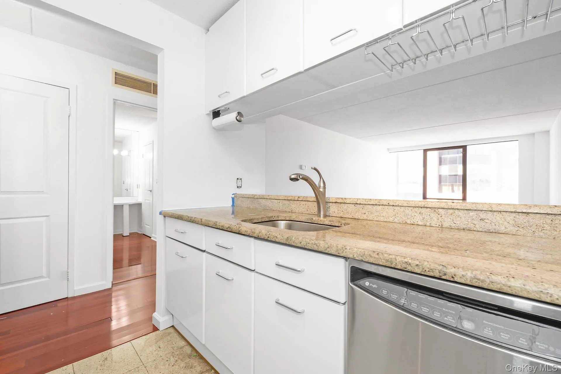 4 Martine Avenue, White Plains, NY, 1 Bedroom Bedrooms, 3 Rooms Rooms,1 BathroomBathrooms,Residential Lease,For Rent,Martine,0,989007 4 Martine Avenue, White Plains, NY, 1 Bedroom Bedrooms, 3 Rooms Rooms,1 BathroomBathrooms,Residential Lease,For Rent,Martine,0,989007