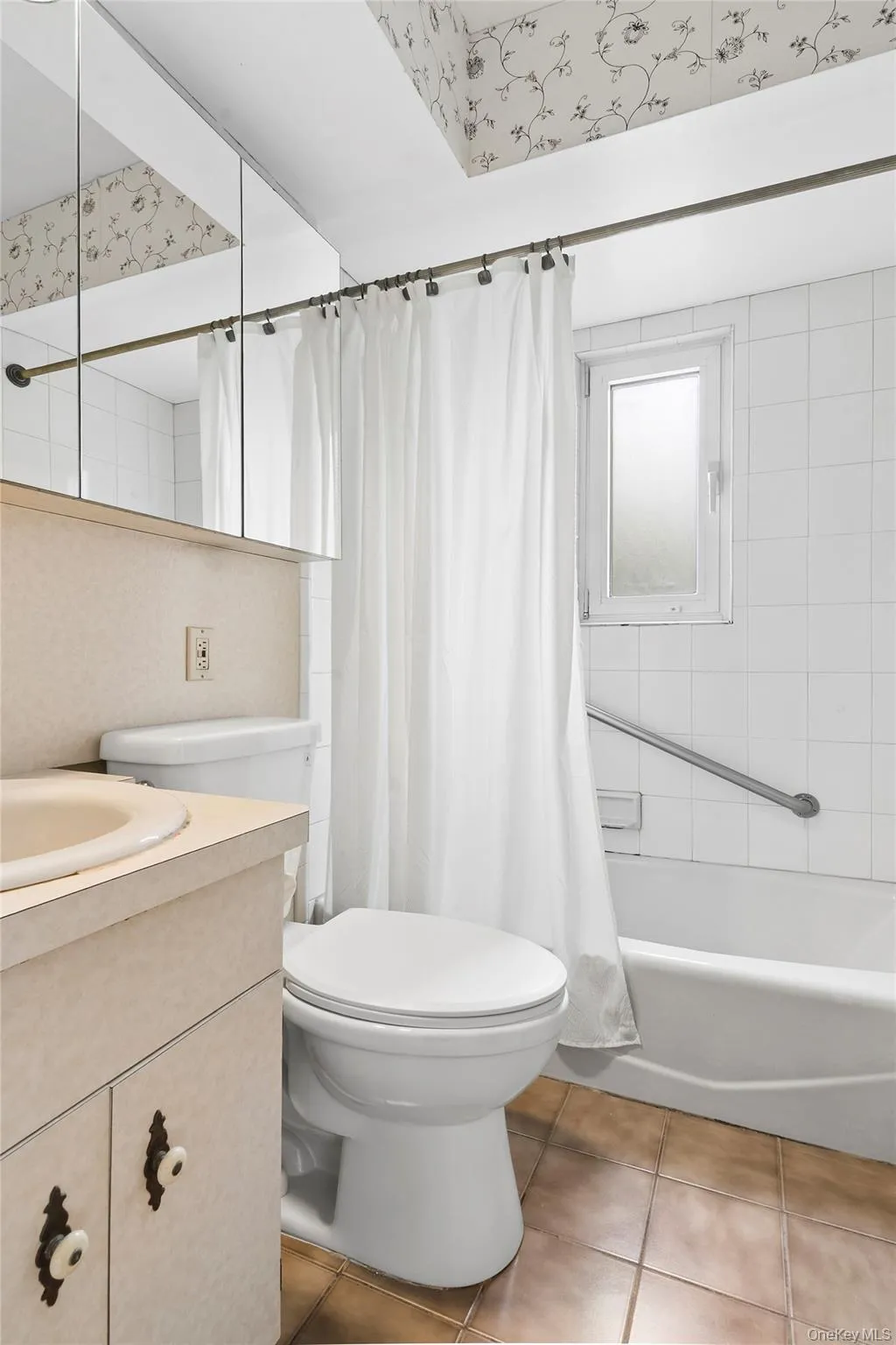 Full Hall Bath Full Hall Bath
