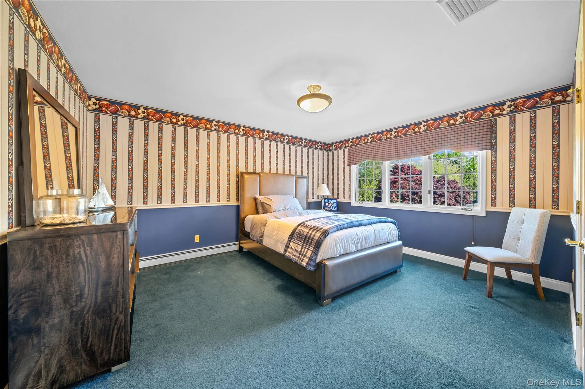 large bedroom w/ walk-in closet large bedroom w/ walk-in closet