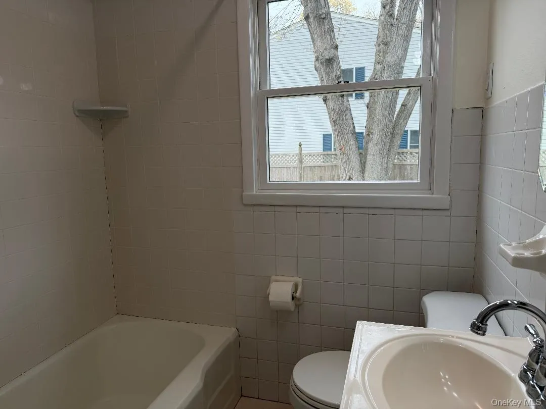 Bathroom with Tub/Shower Bathroom with Tub/Shower