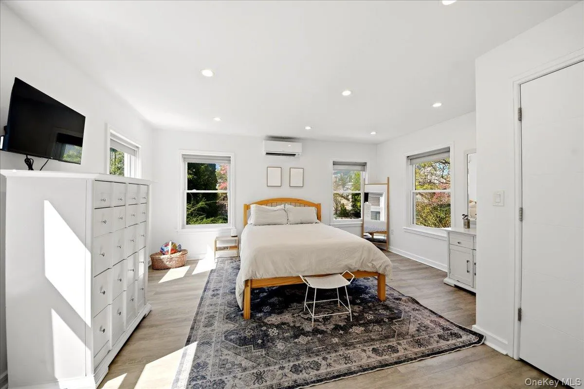 Bedroom #3 w/large Closet & w/En Suite Bathroom #3 (Level-4) Bedroom #3 w/large Closet & w/En Suite Bathroom #3 (Level-4)