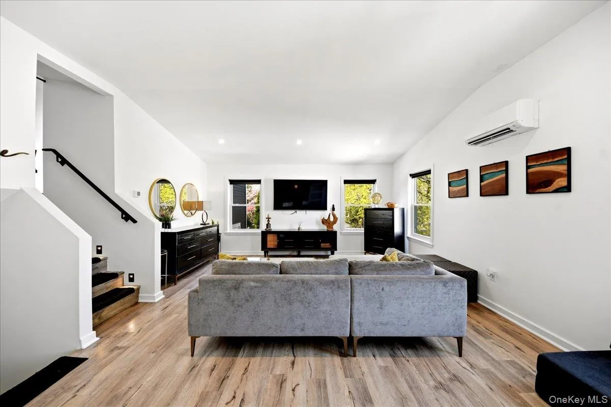 Family/Living Room w/2 sgl Closets (Level-5) Family/Living Room w/2 sgl Closets (Level-5)