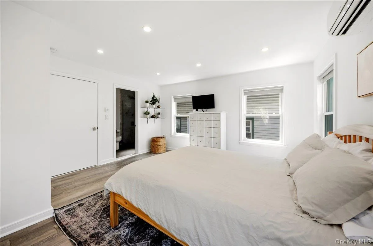 Bedroom #3 w/large Closet & w/En Suite Bathroom #3 (Level-4) Bedroom #3 w/large Closet & w/En Suite Bathroom #3 (Level-4)