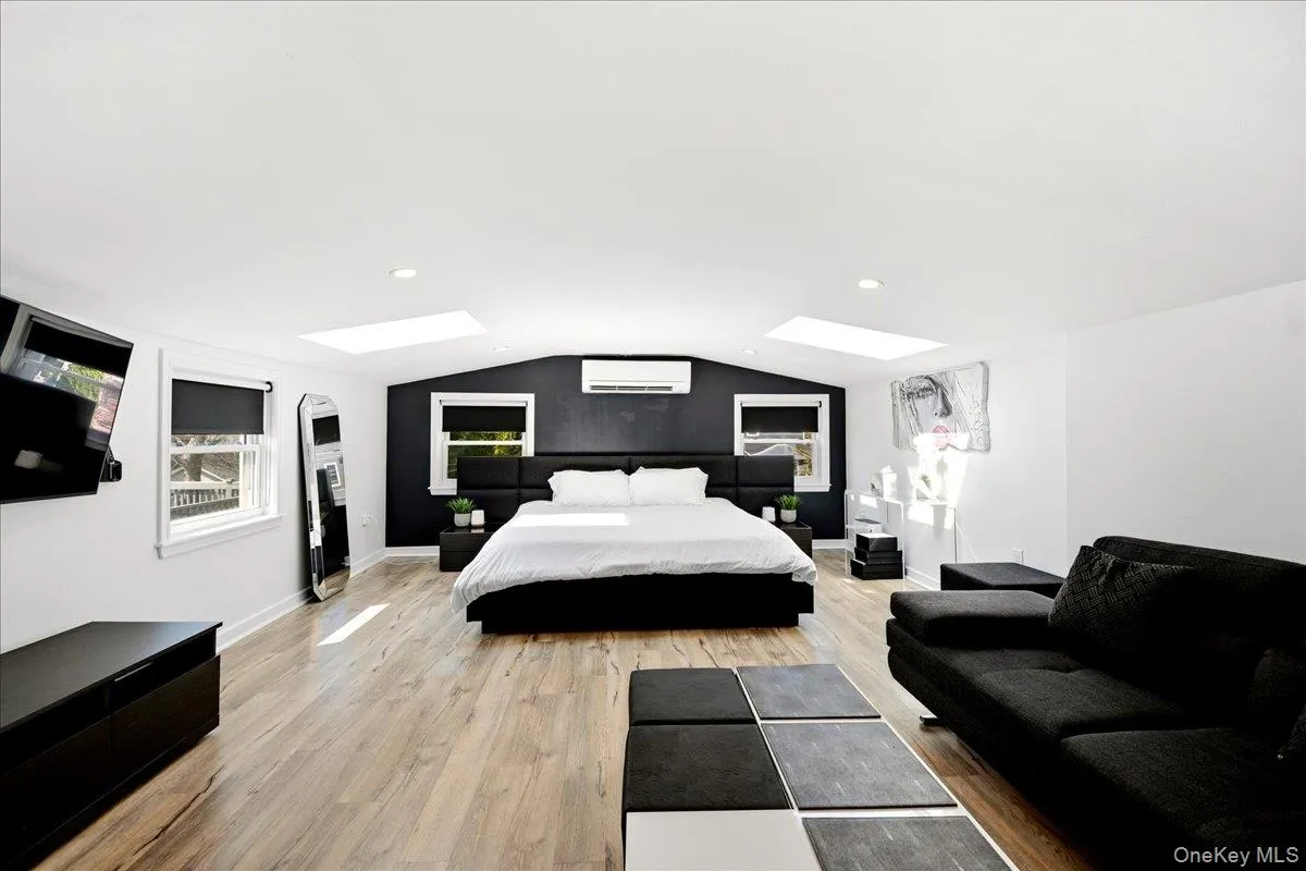 Master Bedroom w/dbl Closet & Locked Storage Closet (Level-6) Master Bedroom w/dbl Closet & Locked Storage Closet (Level-6)