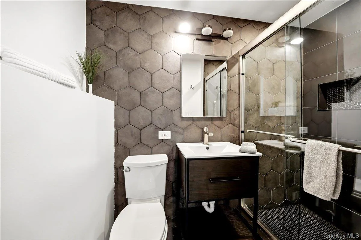 Bathroom #4 w/Stand Up Shower (Level-2) Bathroom #4 w/Stand Up Shower (Level-2)