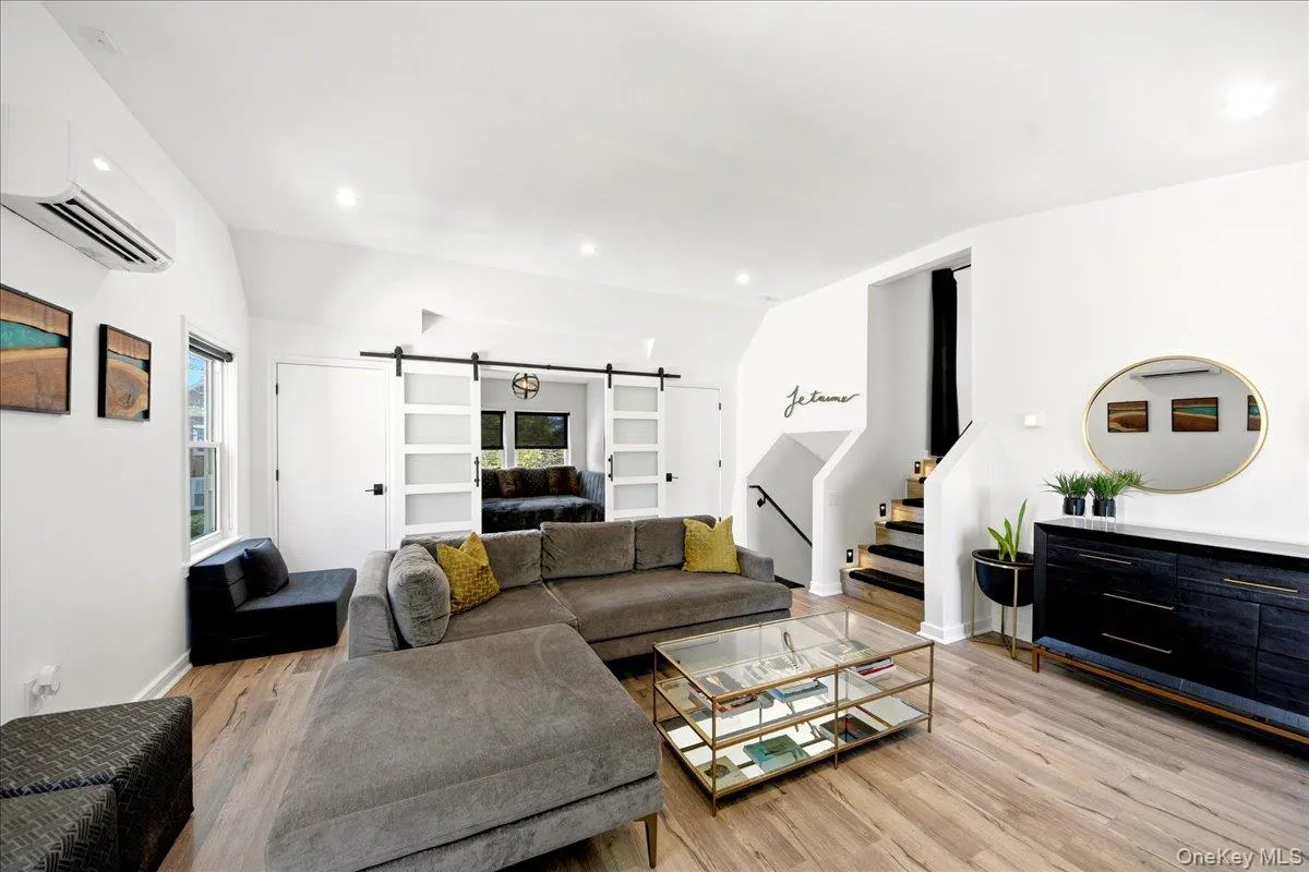 Family/Living Room w/2 sgl Closets (Level-5) Family/Living Room w/2 sgl Closets (Level-5)