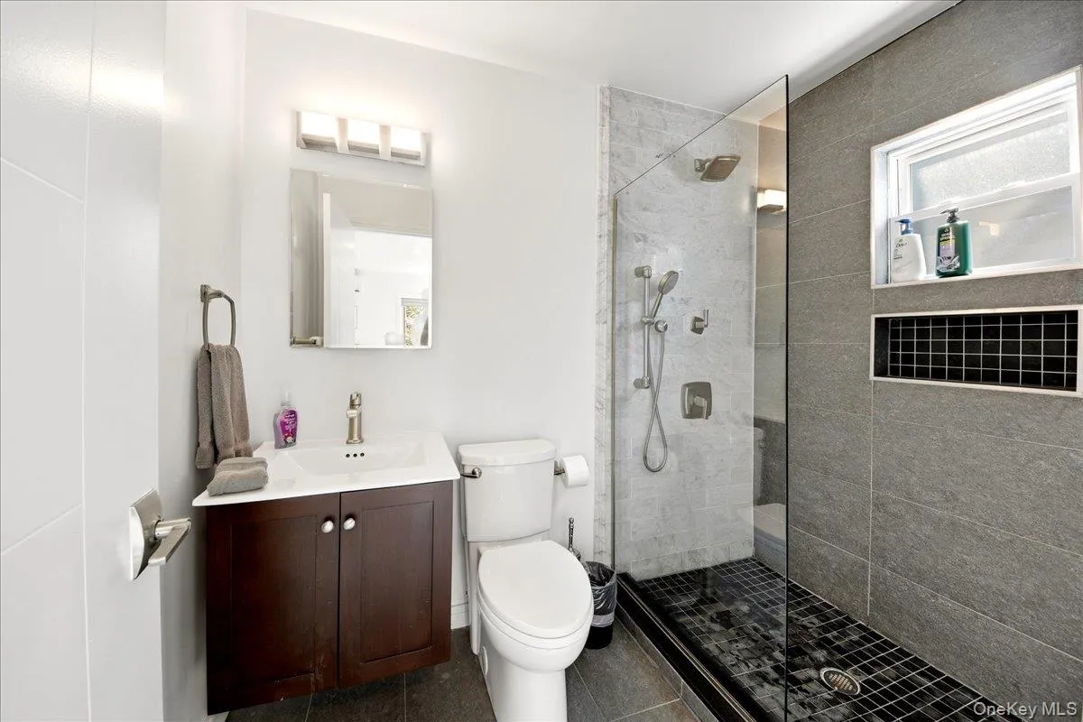 En Suite Bathroom #3 w/Stand Up Shower (Level-4) En Suite Bathroom #3 w/Stand Up Shower (Level-4)