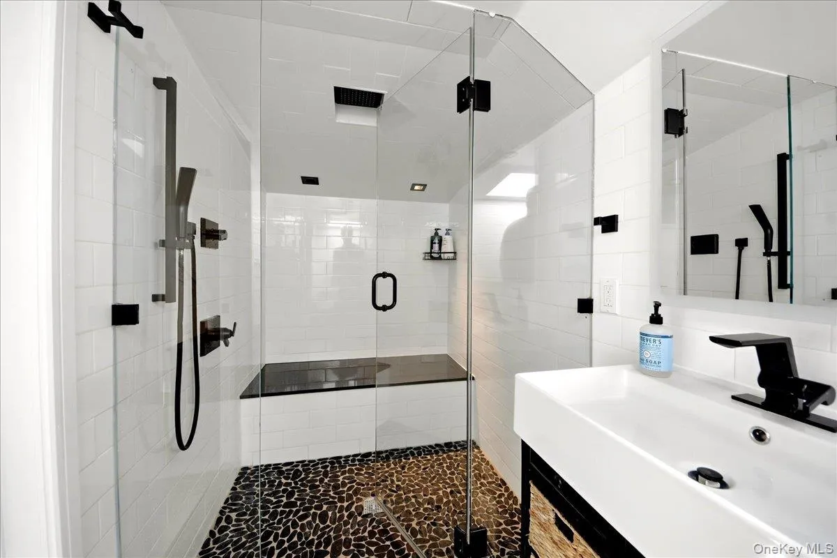 Master Bathroom w/Stand Up Shower & Dual Sinks (Level-6) Master Bathroom w/Stand Up Shower & Dual Sinks (Level-6)