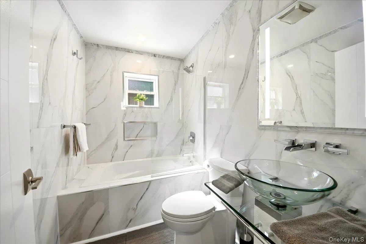 Hallway Bathroom #2 w/Tub (Level-4) Hallway Bathroom #2 w/Tub (Level-4)