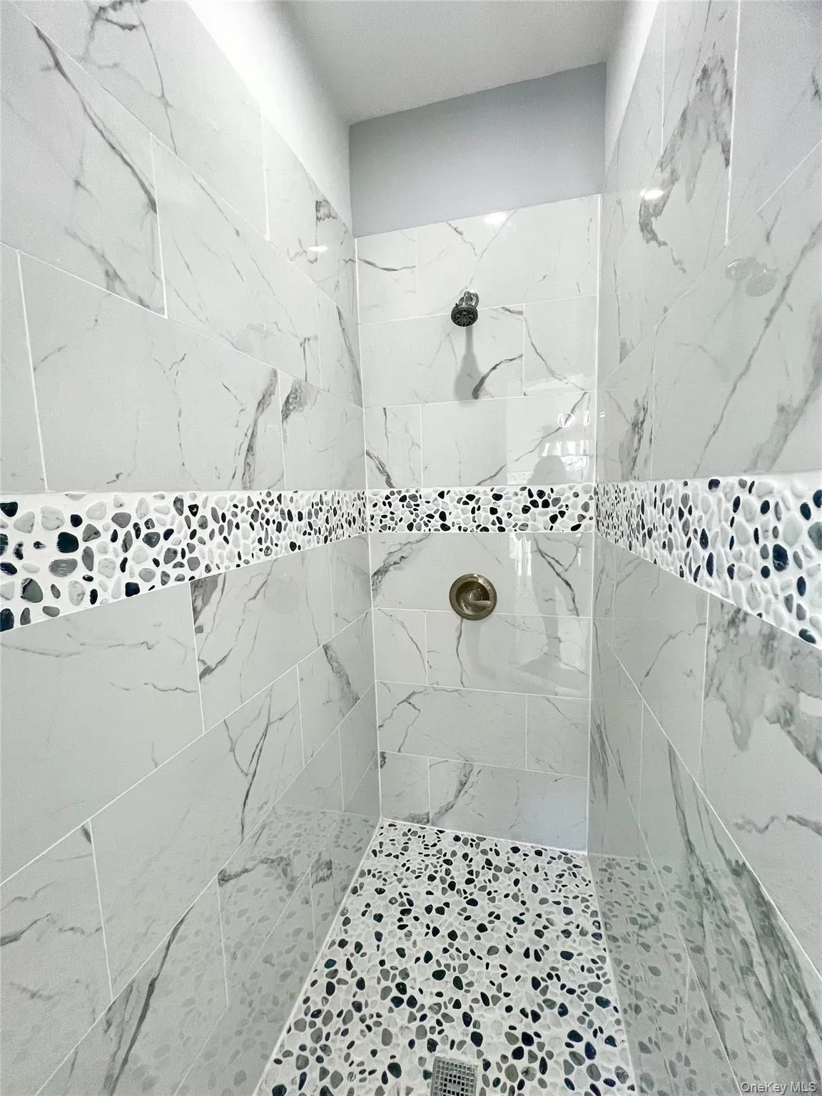 Full bath featuring tiled shower Full bath featuring tiled shower