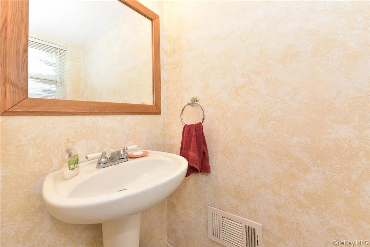 10 Orange Drive, Oyster Bay, NY, 5 Bedrooms Bedrooms, 10 Rooms Rooms,2 BathroomsBathrooms,Residential,For Rent,Orange,0,989166 10 Orange Drive, Oyster Bay, NY, 5 Bedrooms Bedrooms, 10 Rooms Rooms,2 BathroomsBathrooms,Residential,For Rent,Orange,0,989166