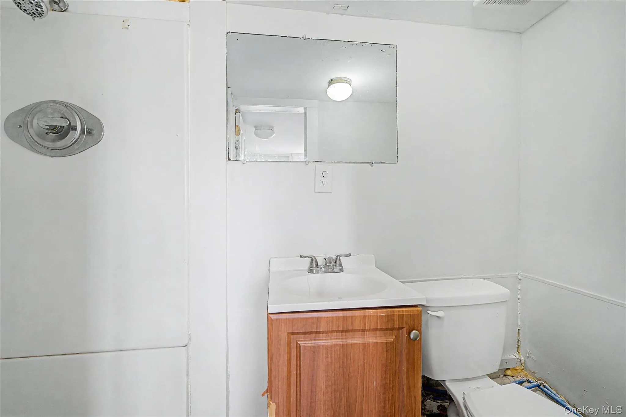 Full bathroom of the Kitchen Full bathroom of the Kitchen