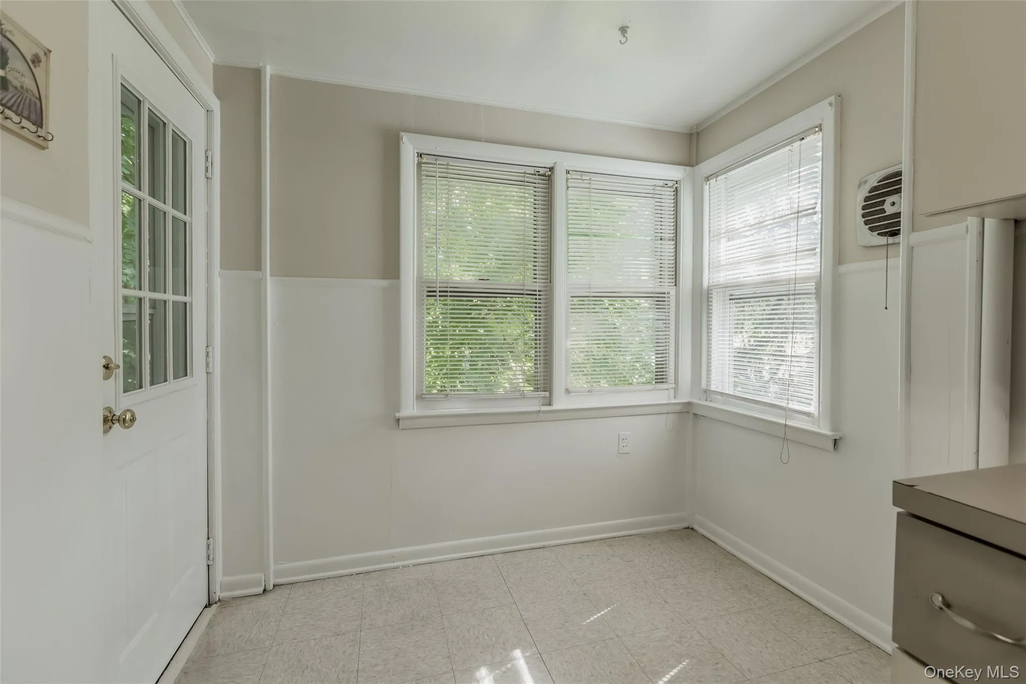 Bright Breakfast Nook - ideal for beginning your day. Bright Breakfast Nook - ideal for beginning your day.