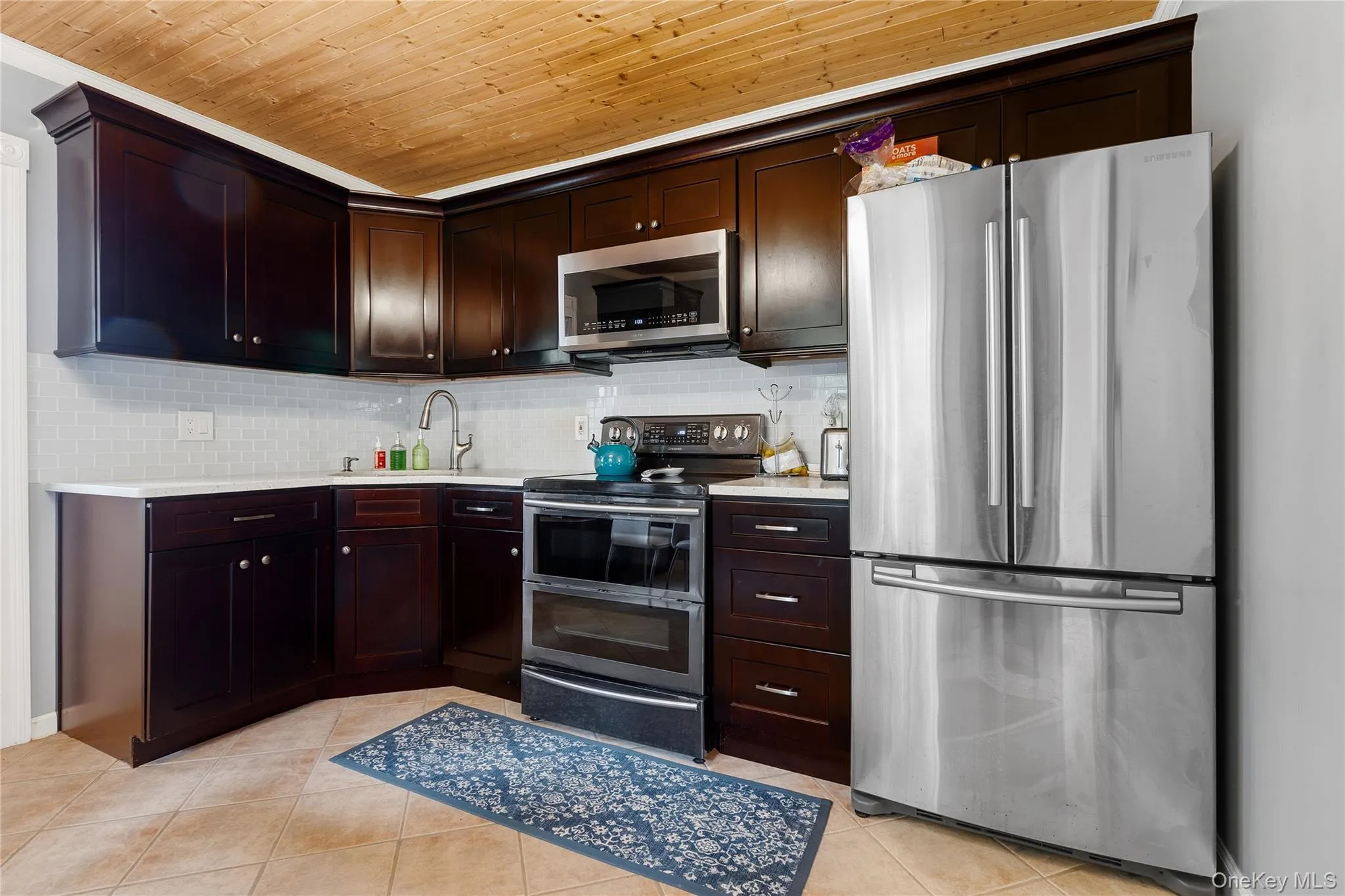 Large dine-in kitchen Large dine-in kitchen
