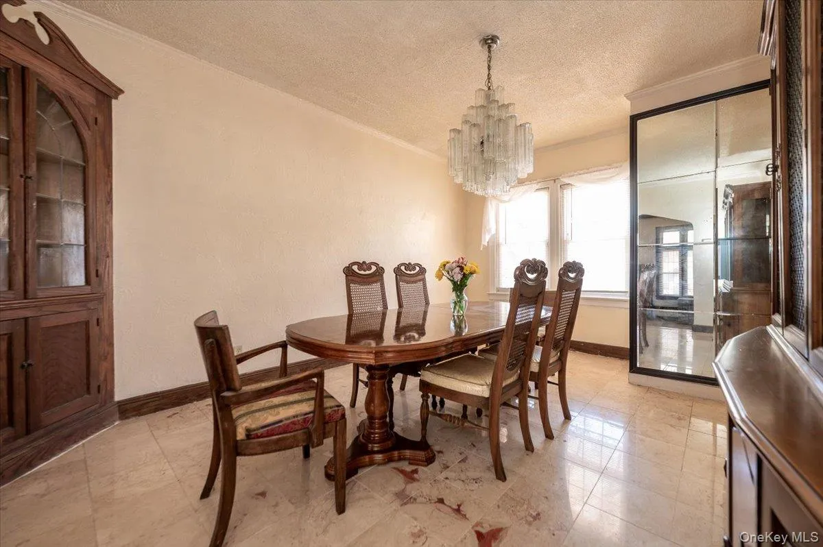 Large Formal Ding Room w/ Chandelier Large Formal Ding Room w/ Chandelier
