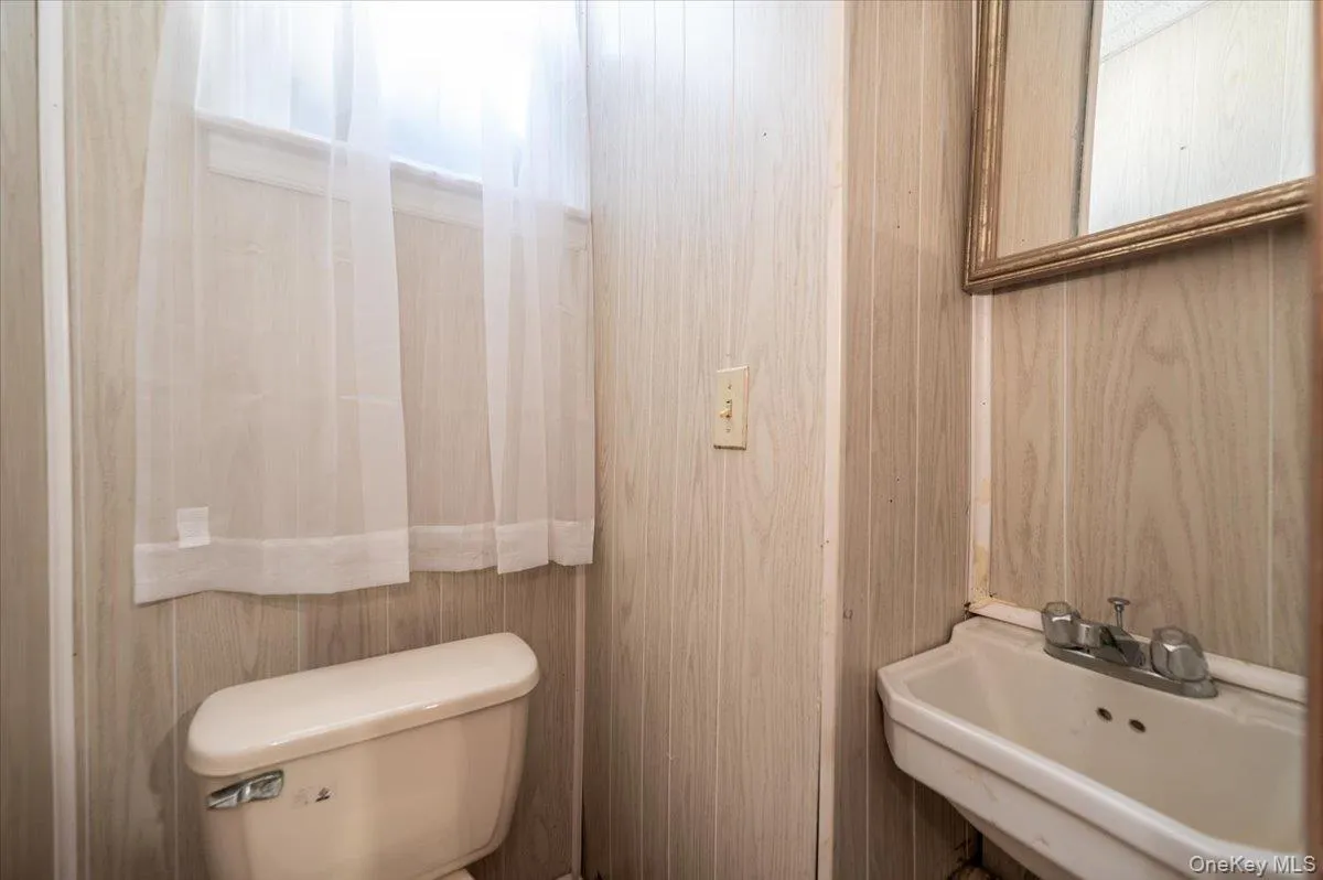 1/2 Bath in Basement 1/2 Bath in Basement