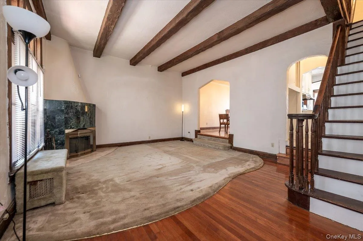 Large High ceiling with Fireplace Large High ceiling with Fireplace