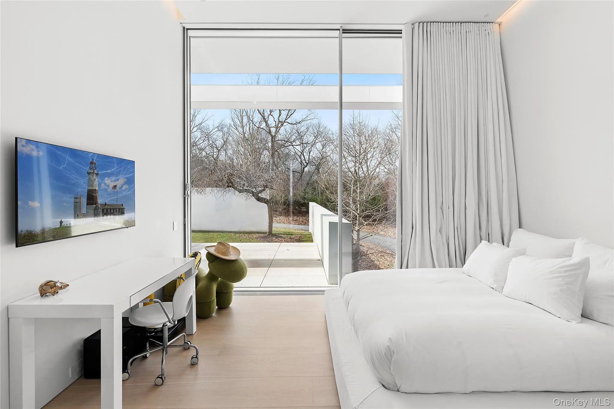 2 ensuite bedrooms, showers w/ skylights 2 ensuite bedrooms, showers w/ skylights