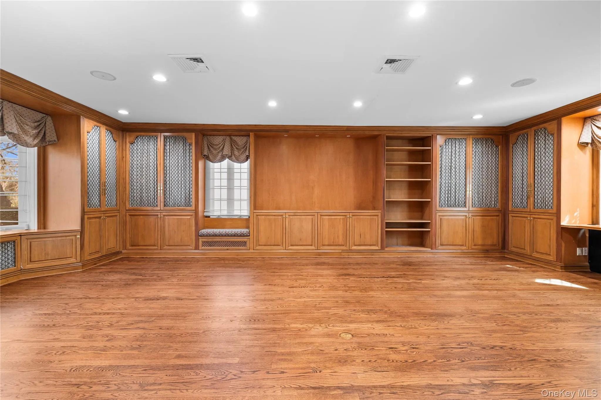 2 Hickory Hill, North Hempstead, NY, 3 Bedrooms Bedrooms, 12 Rooms Rooms,3 BathroomsBathrooms,Residential,For Rent,Hickory,0,989479 2 Hickory Hill, North Hempstead, NY, 3 Bedrooms Bedrooms, 12 Rooms Rooms,3 BathroomsBathrooms,Residential,For Rent,Hickory,0,989479