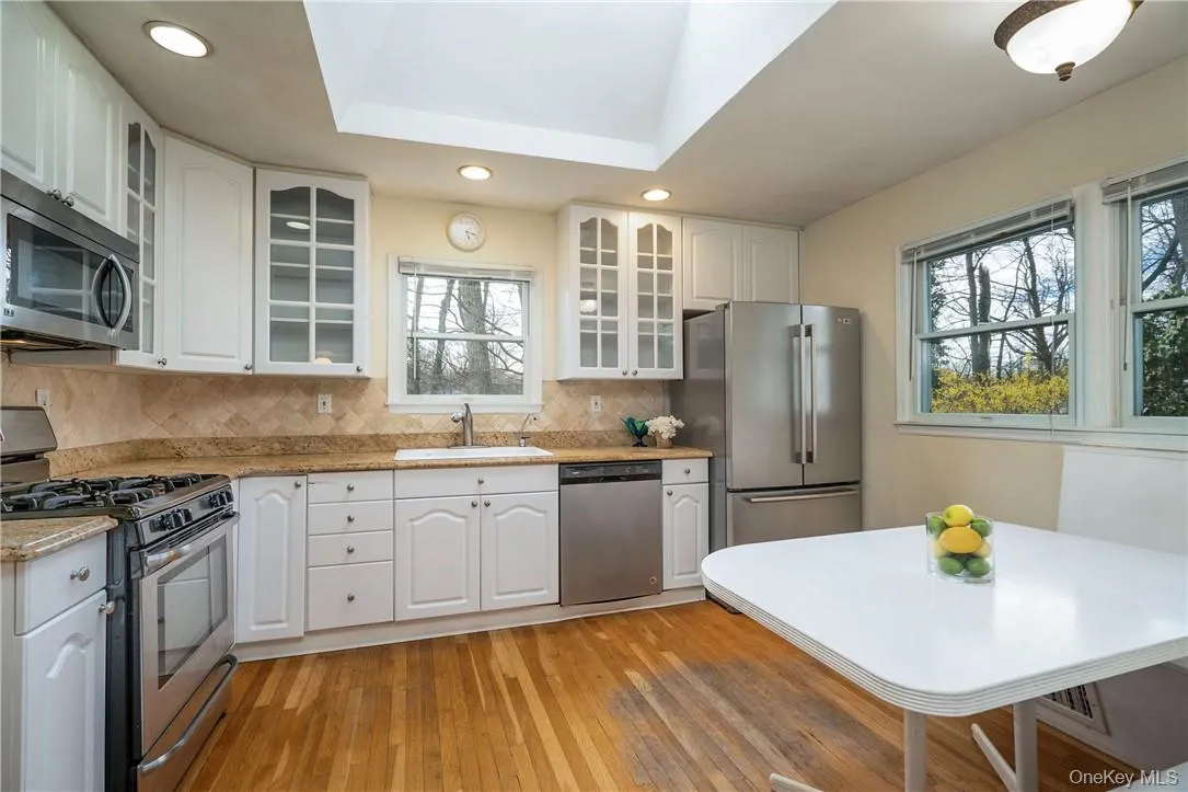 Modern eat-in kitchen /skylight Modern eat-in kitchen /skylight