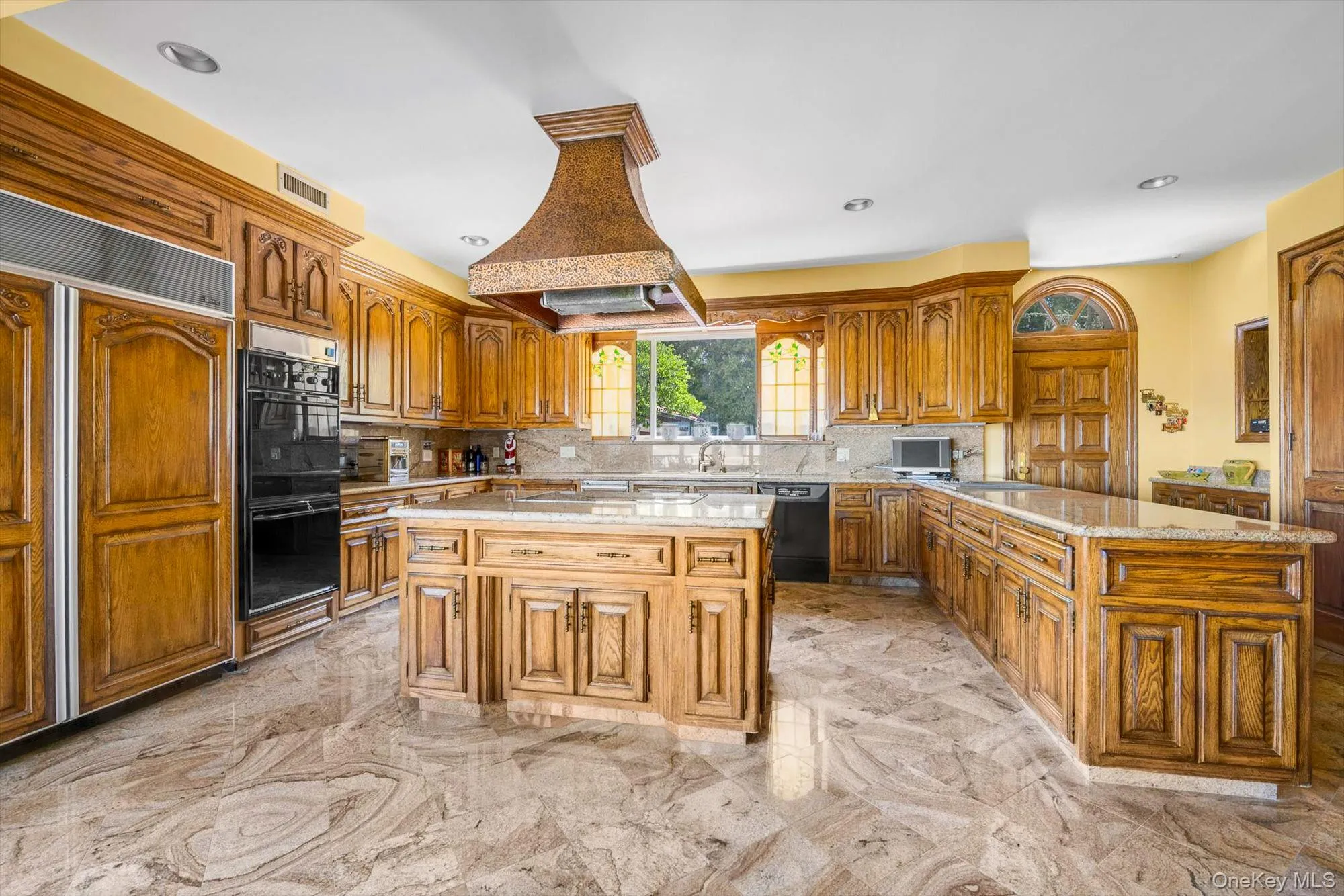 Wrap-Around Kitchen with Center Island Wrap-Around Kitchen with Center Island
