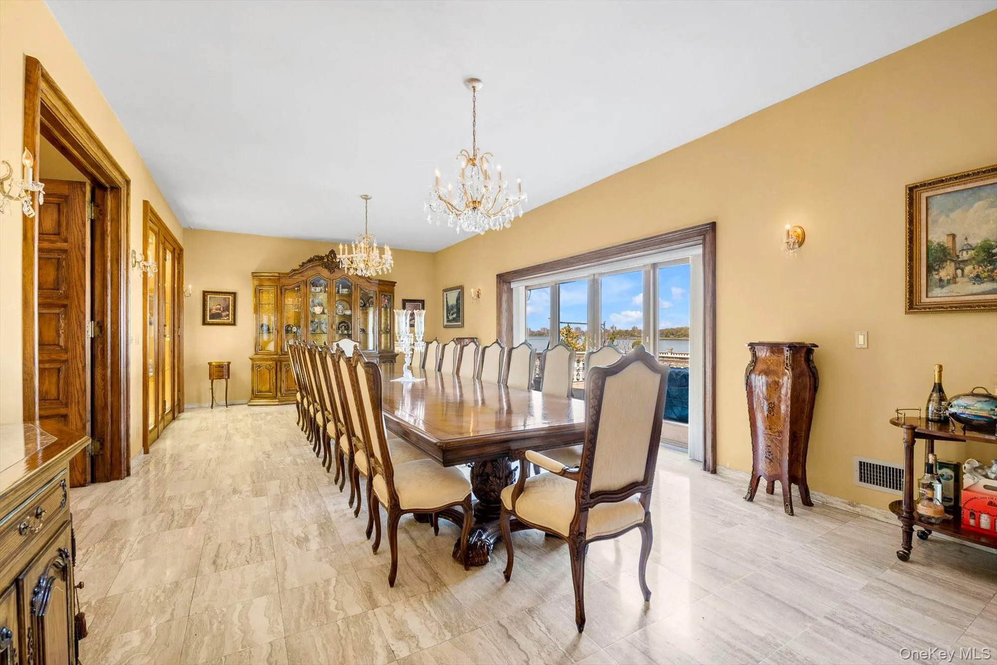 Formal Dining Room w/Sliding Doors to Patio Formal Dining Room w/Sliding Doors to Patio