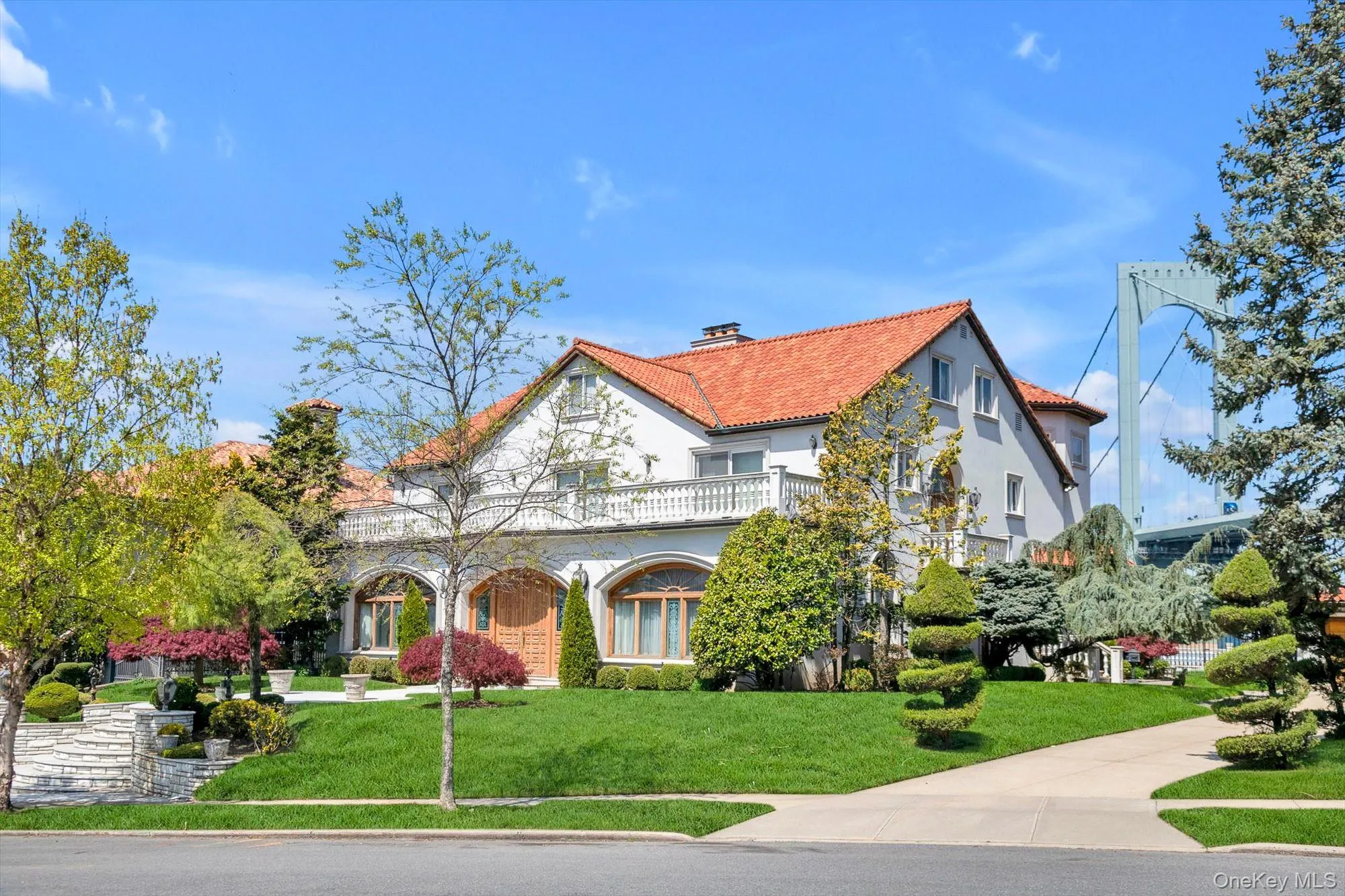 Sits on 128x176.5 Waterfront lot Sits on 128x176.5 Waterfront lot