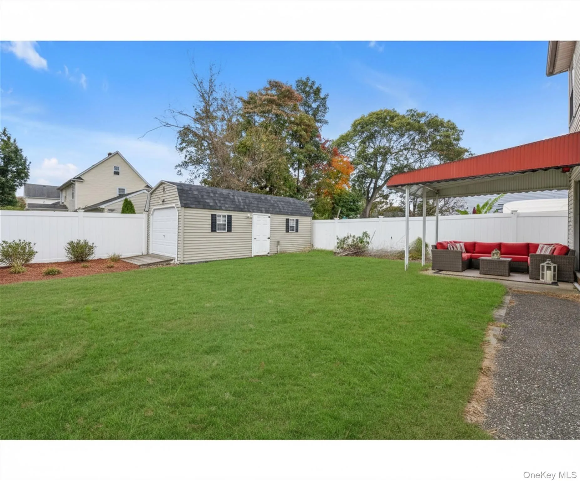 Virtually staged backyard (with furniture and landscaping) Virtually staged backyard (with furniture and landscaping)