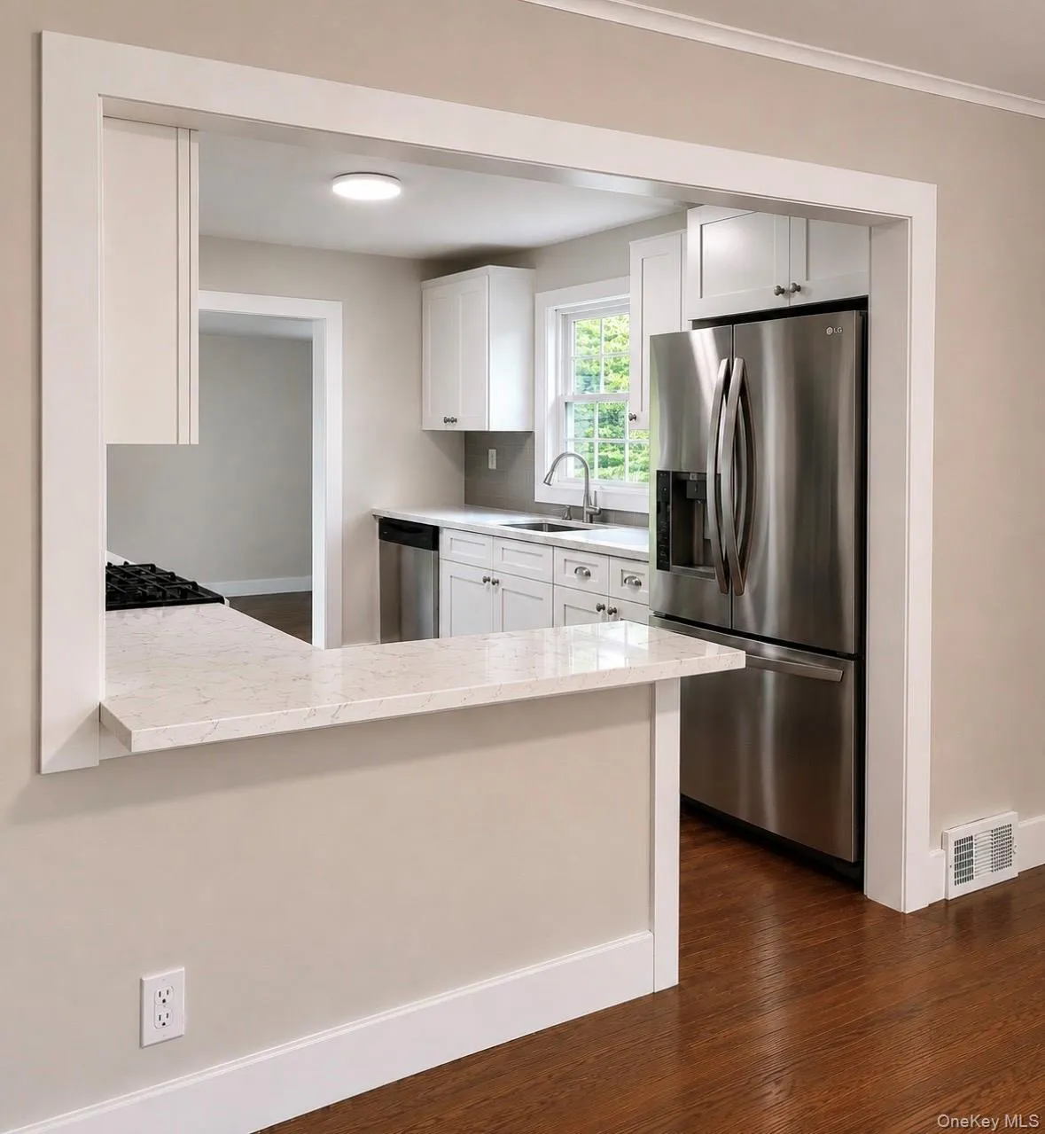 Kitchen with overhang for stools Kitchen with overhang for stools