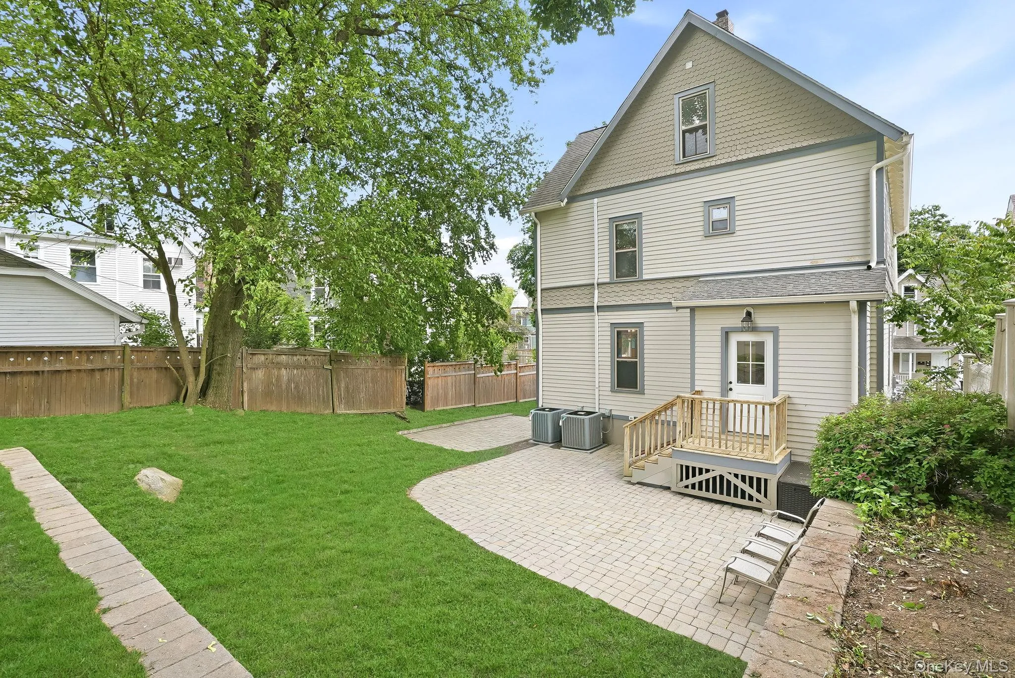 Rear garden with paver patio, al fresca dining at its best! Rear garden with paver patio, al fresca dining at its best!